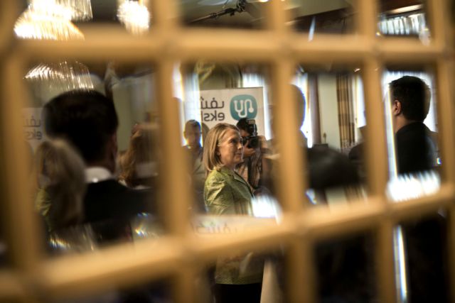 Προστασία των δικαιωμάτων του λαού ζητά από τον αιγυπτιακό στρατό η Κλίντον